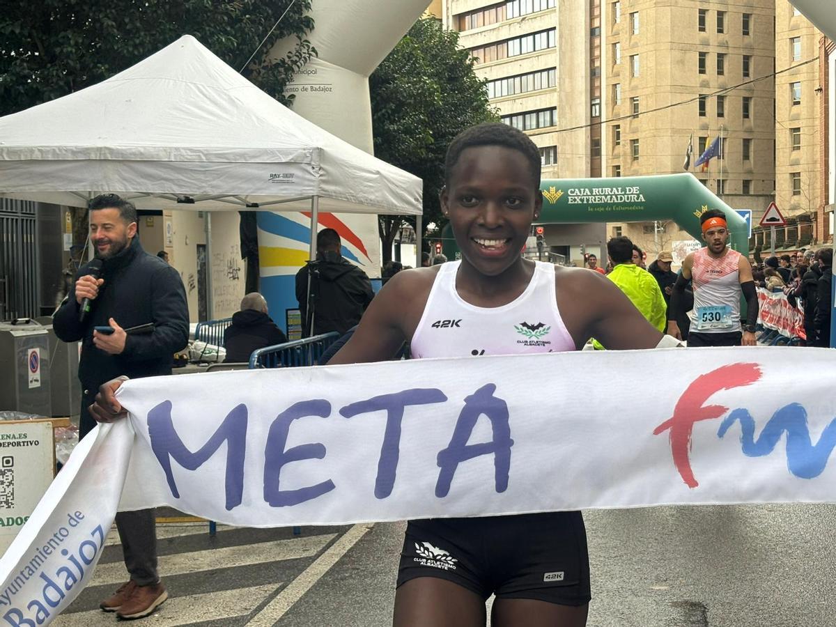 Eda Jerotich, campeona de la categoría femenina de la 40ª Vuelta al Baluarte de Badajoz.