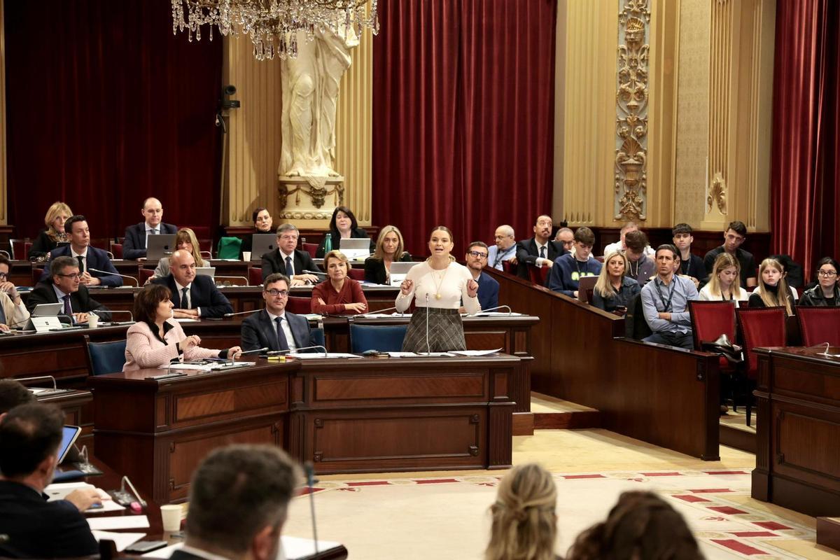 Marga Prohens, en el Parlament de Baleares.