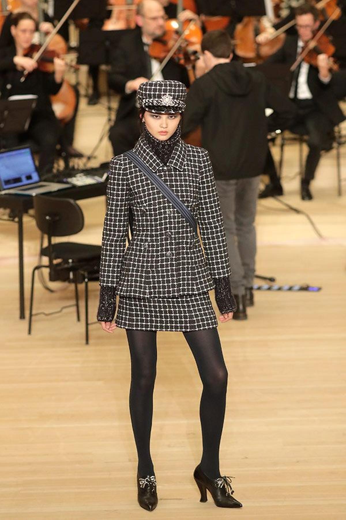 Modelo en el desfile crucero de Chanel