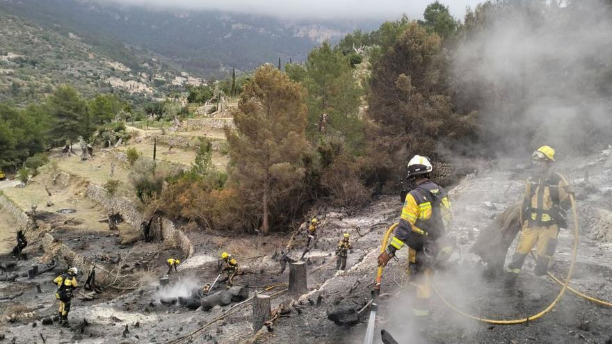 Feuerwehrleute der Forstbehörde Ibanat bei einem Einsatz im April 2023 nahe Deià.