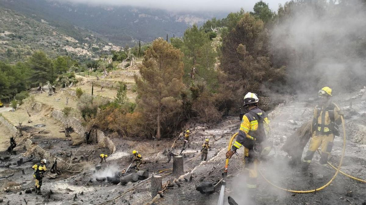 Feuerwehrleute der Forstbehörde Ibanat bei einem Einsatz im April 2023 nahe Deià.