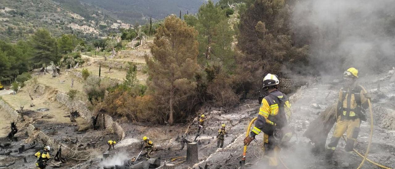 Feuerwehrleute der Forstbehörde Ibanat bei einem Einsatz im April 2023 nahe Deià.