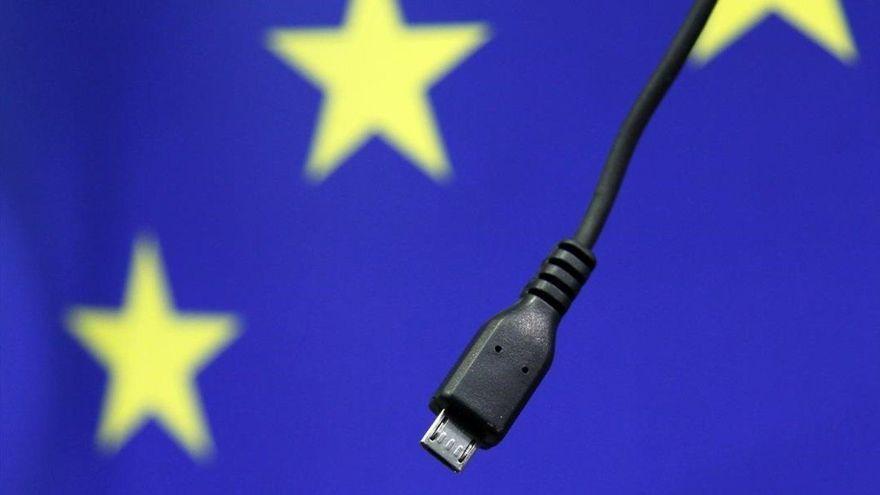 Cargador de móvil bajo la bandera de la Unión Europea. / REUTERS / FRANCOIS LENOIR