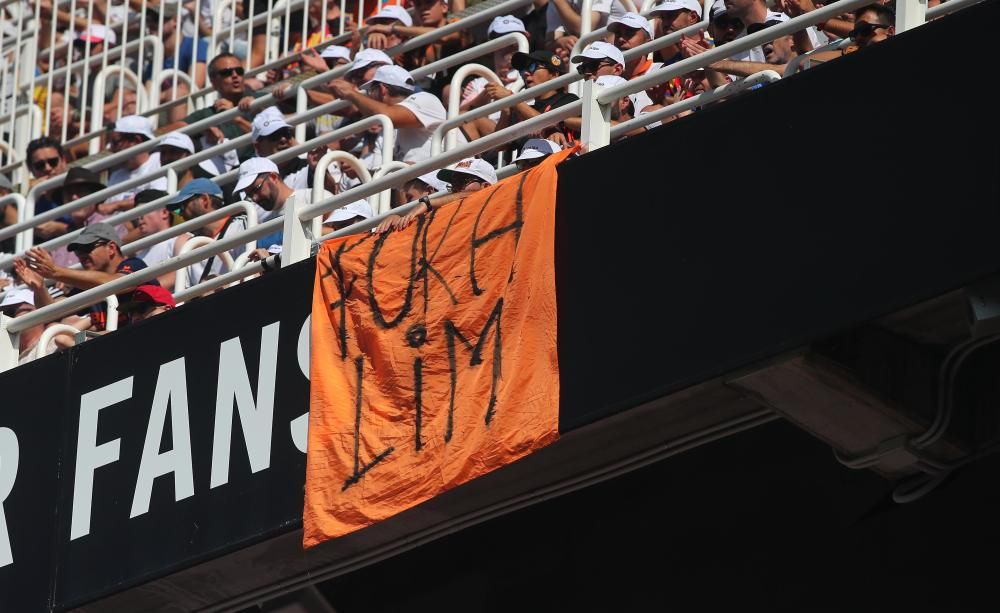 Pancartas contra Peter Lim en Mestalla