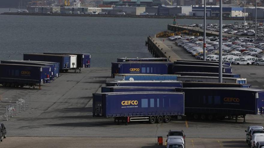 Camiones operados por Gefco, en la terminal de Bouzas.