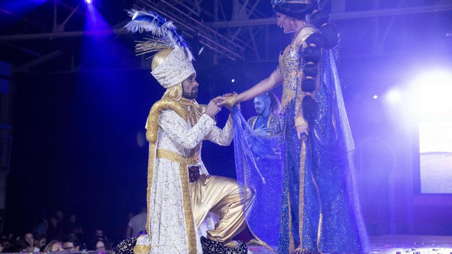 El rei i la reina del Carnaval de Palamós, a dalt de l&#039;escenari dissabte a la nit ·