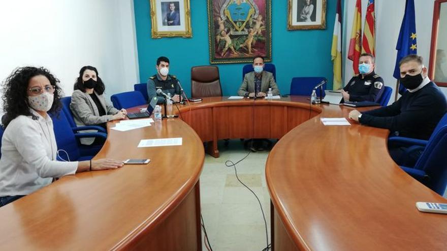 Los participantes en la reunión celebrada en el salón de plenos del Ayuntamiento de Pinoso.