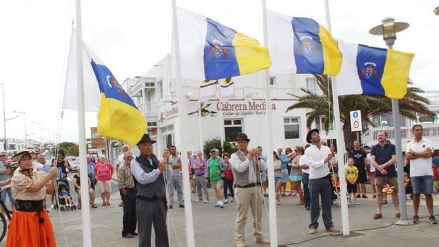 Izado de banderas en Playa Blanca