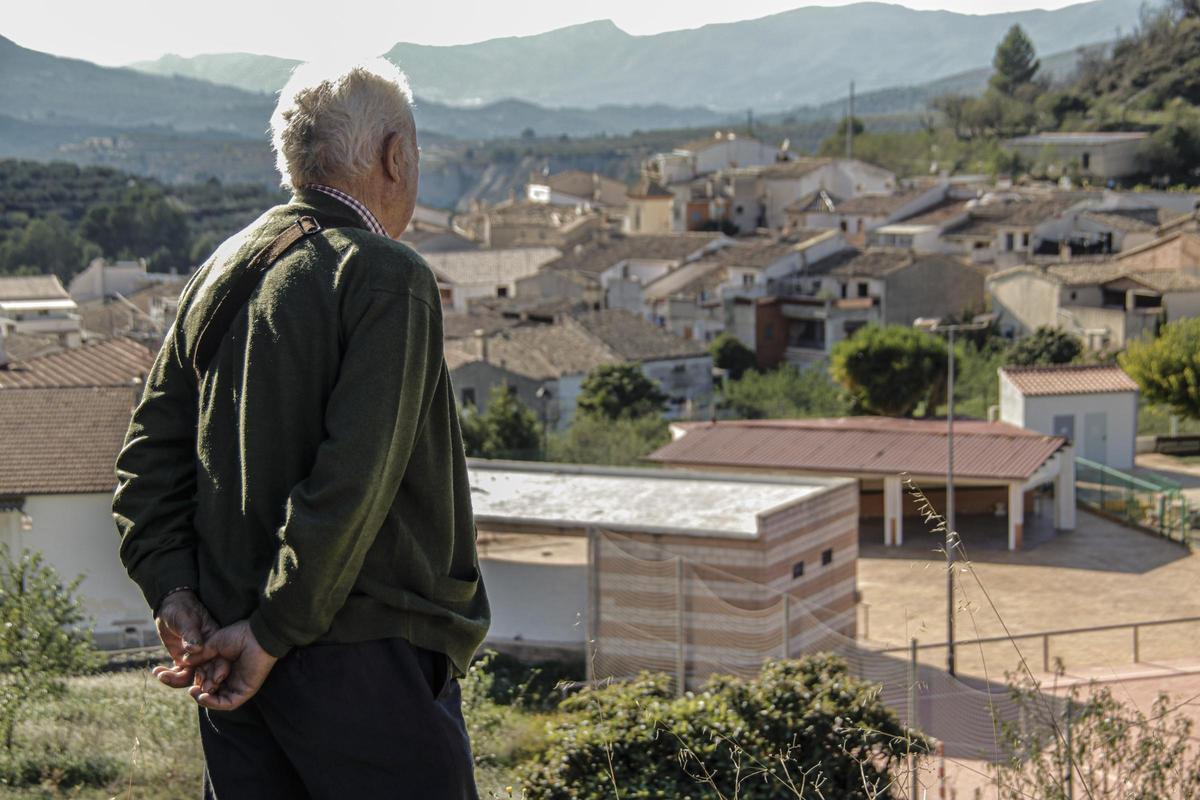 Una persona mayor en Quatretondeta, uno de los municipios con menos habitantes de la provincia.