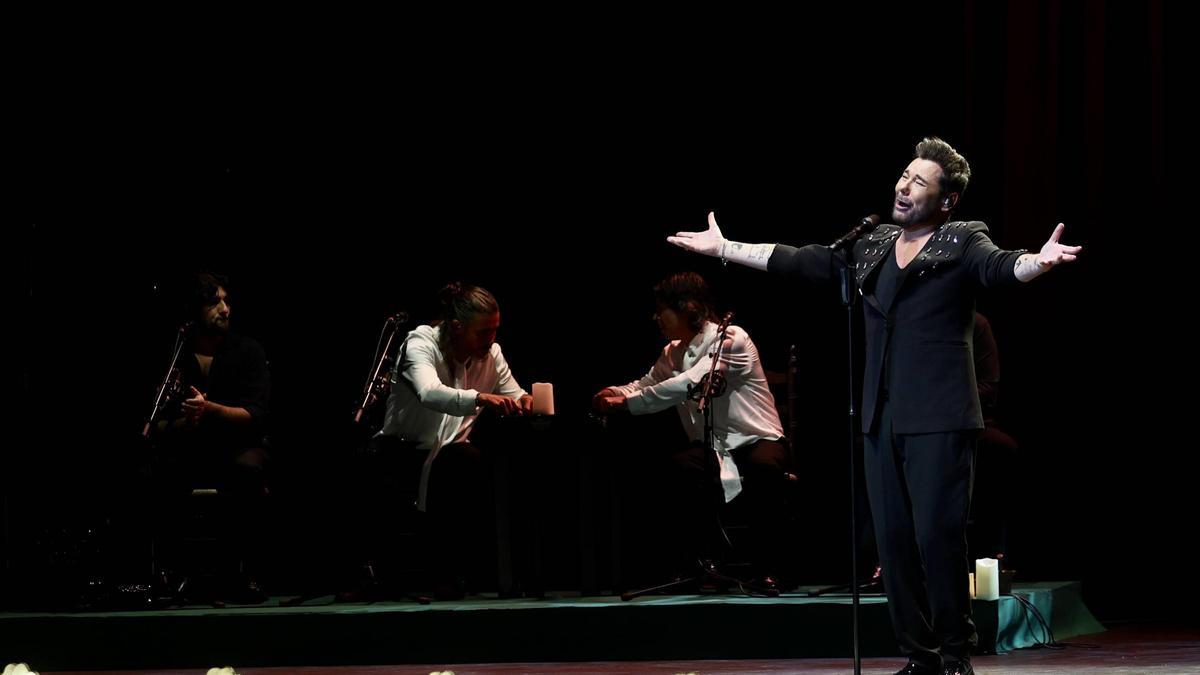 El concierto de Miguel Poveda en Gijón, en imágenes