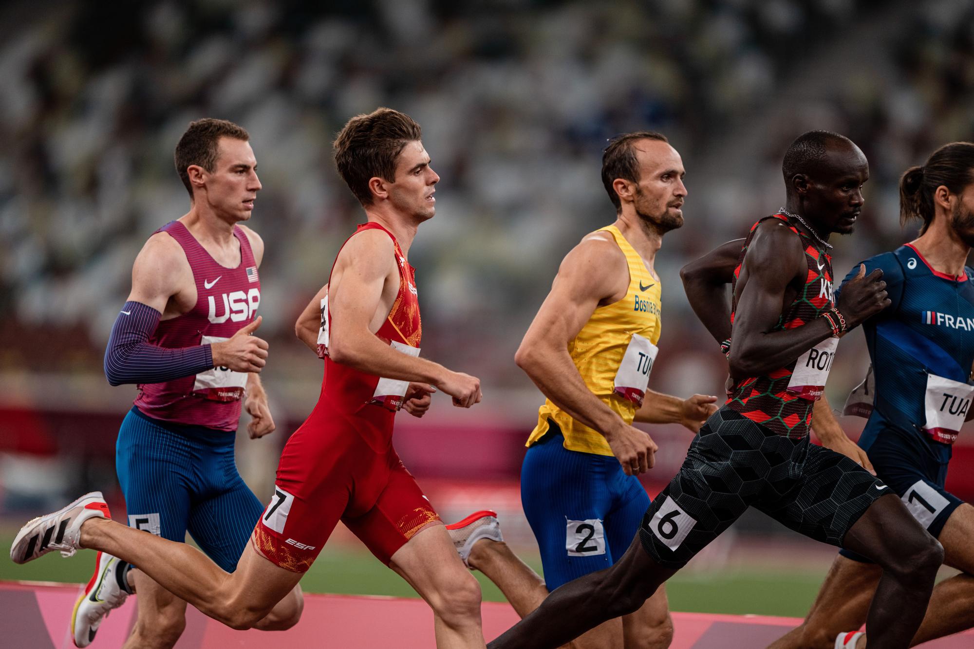 Adrian Ben, de rojo y con dorsal 7 en la final de 800.