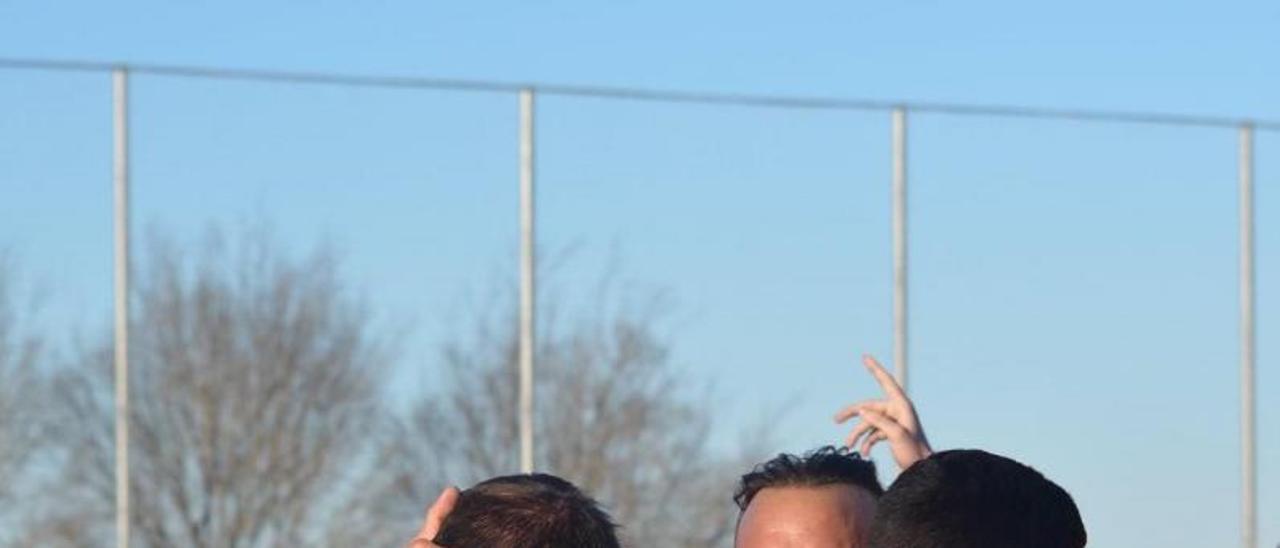 Jugadores del Carcaixent mientras celebran un gol. | UD CARCAIXENT