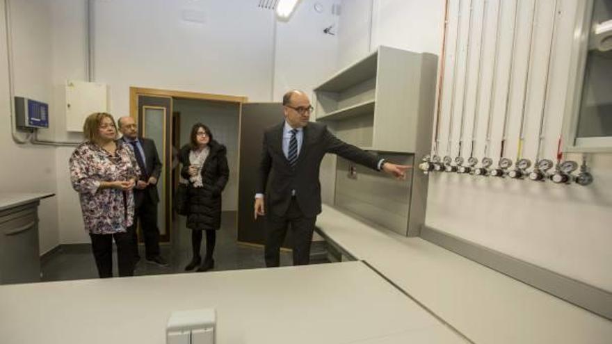 El rector muestra a la presidenta del CSIC las nuevas instalaciones del Instituto de Materiales junto a su director y la vicerrectora de Investigación.