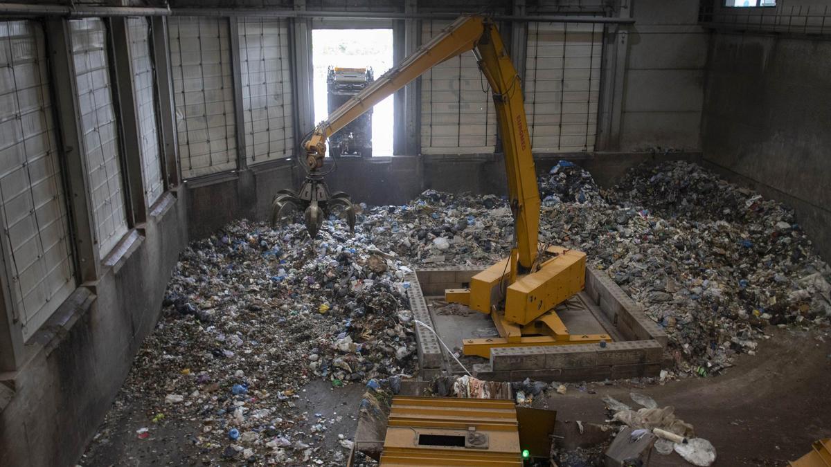 Planta de tratamiento de residuos de Guadassuar, donde acaba la basura de la Costera.