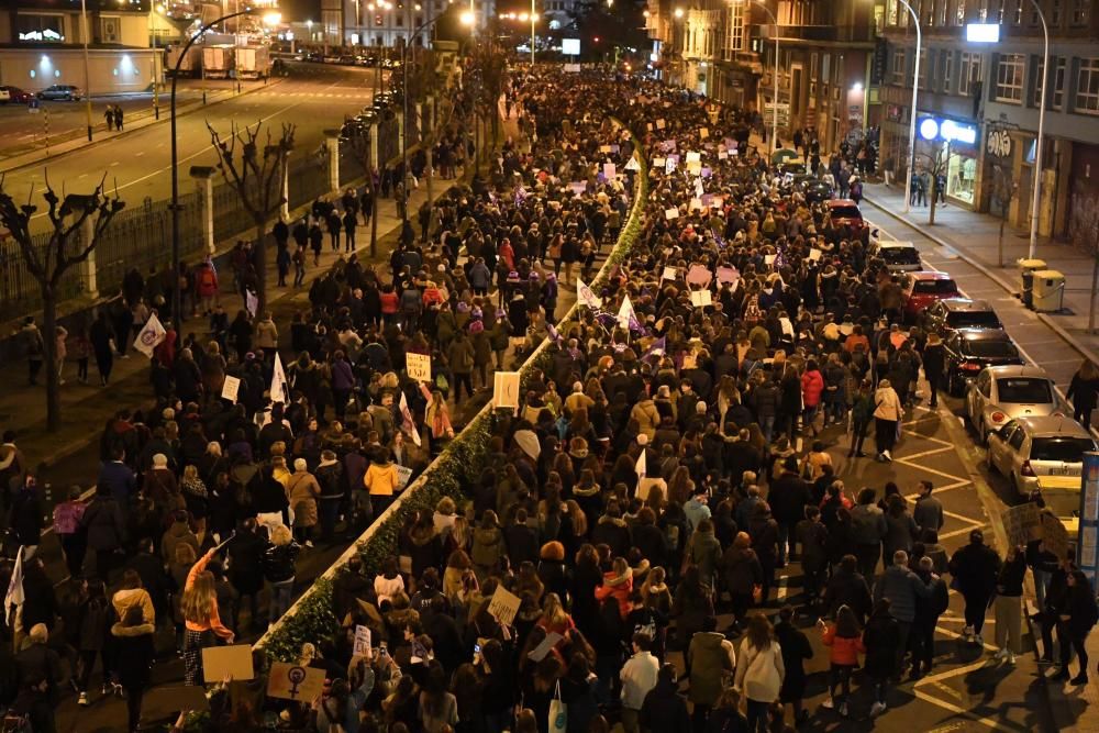 Multitudinaria participación en la marcha que ha recorrido las calles de la ciudad para denunciar las desigualdades y violencias que, en pleno siglo XXI, aún padecen las mujeres.