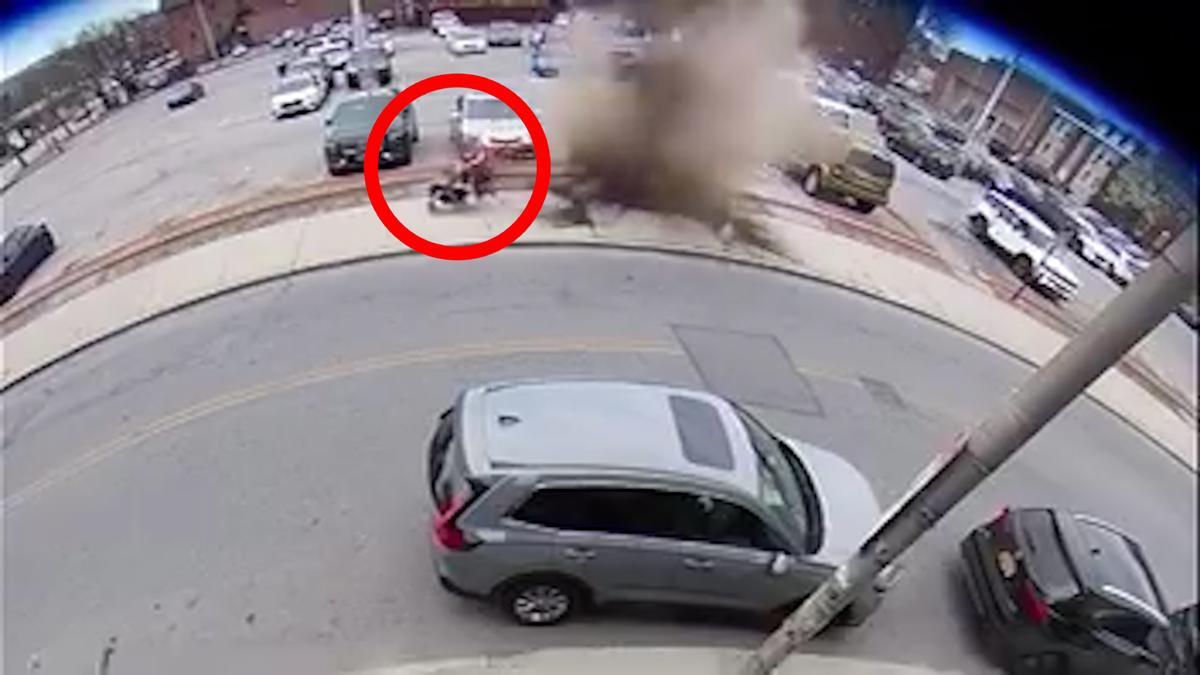 Una mujer y dos niños sobreviven a la explosión de una alcantarilla por segundos