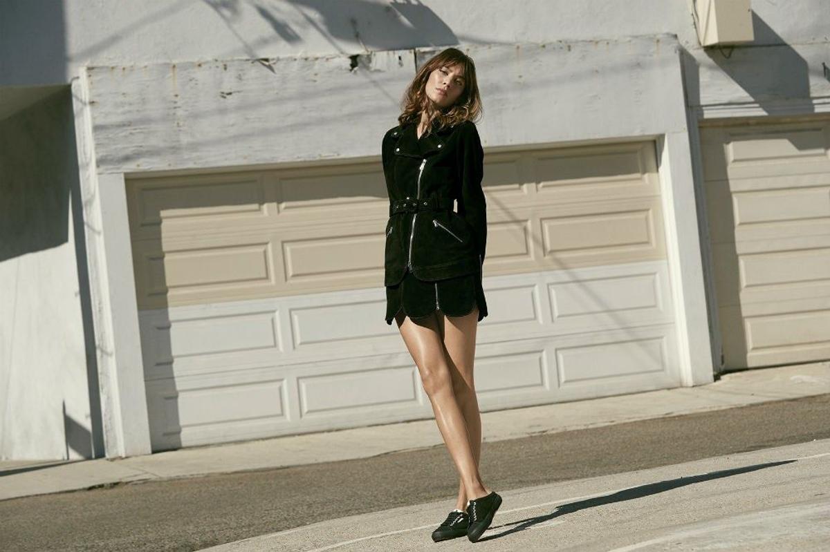 Alexa Chung para Superga con look en negro