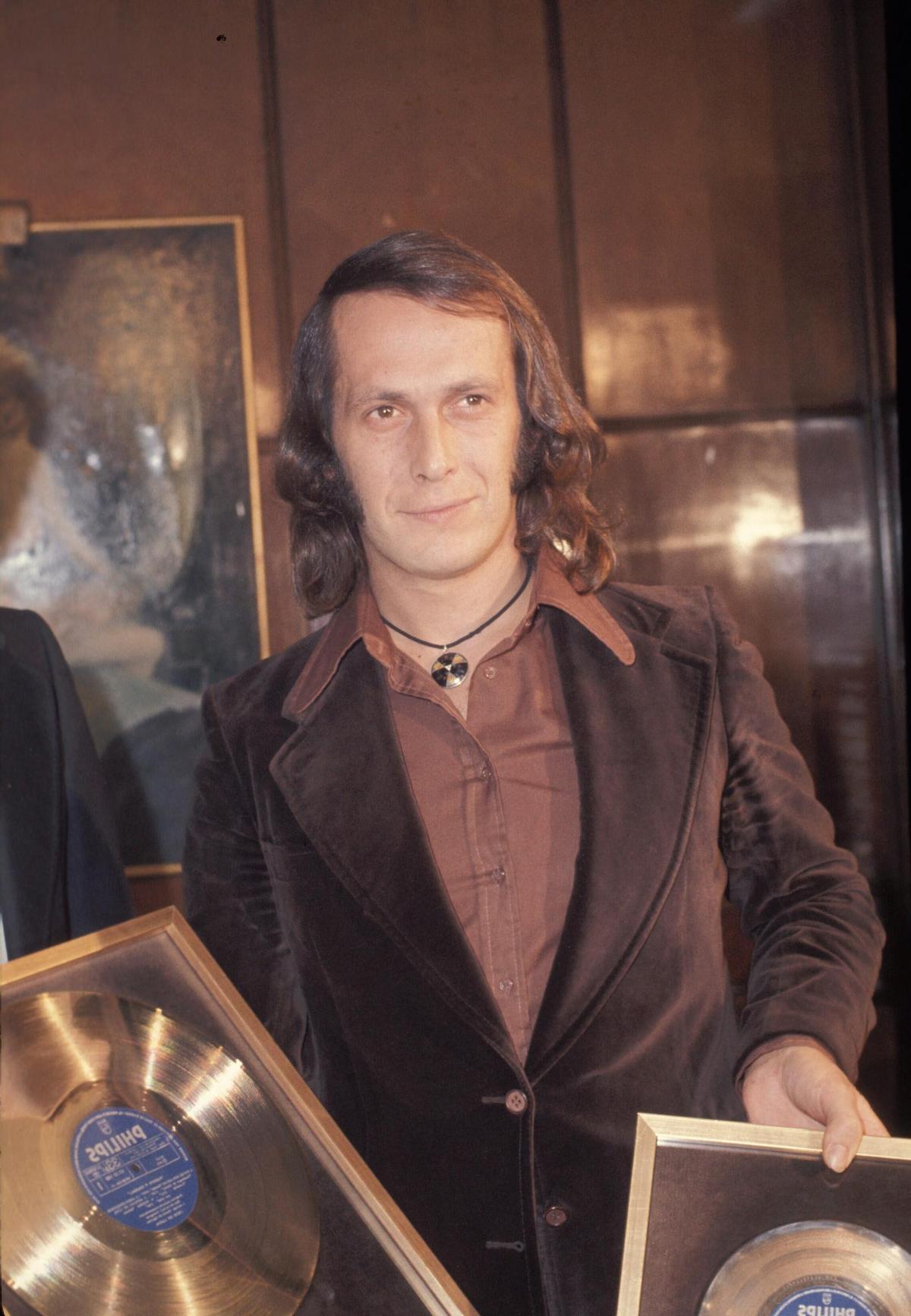 Paco de Lucía con dos discos de oro.