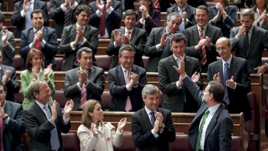 Diputados del PP aplauden a Mariano Rajoy, tras su intervención en el Congreso.