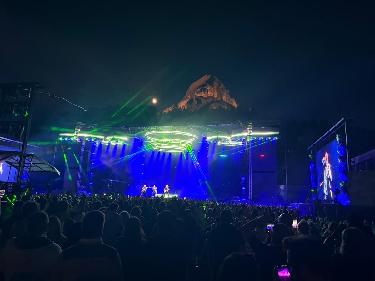 La orquesta Panorama cierra las fiestas de Morella por todo lo alto ante más de 2.000 personas.