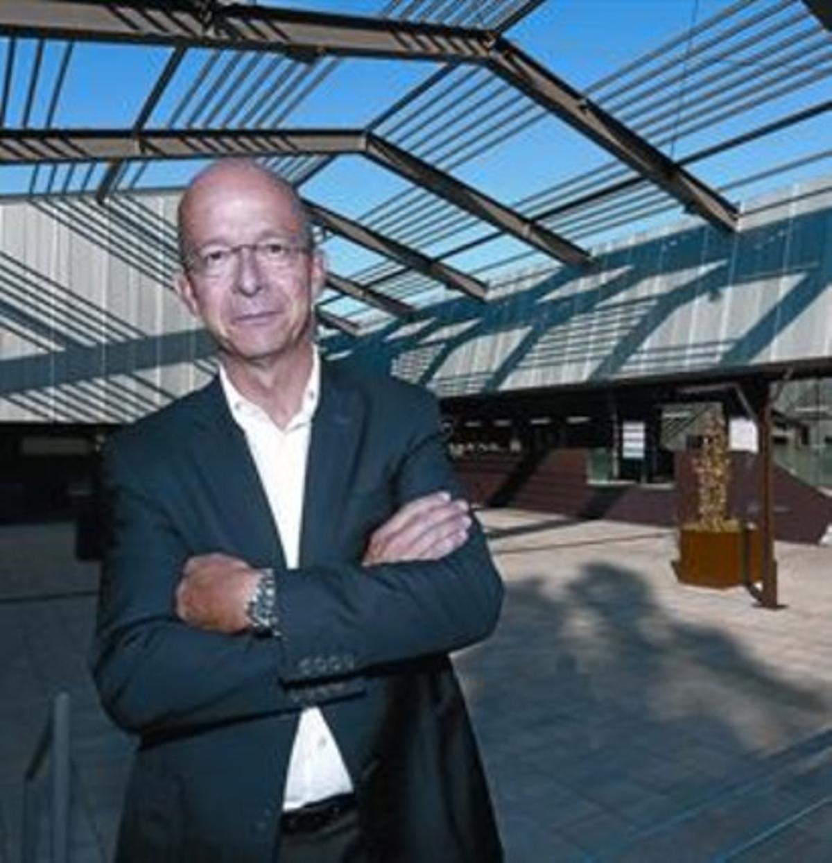 Jordi Cardoner, dimarts passat, davant l’Oficina d’Atenció al Barcelonista. Jordi Cardoner, dimarts passat, davant l’Oficina d’Atenció al Barcelonista.