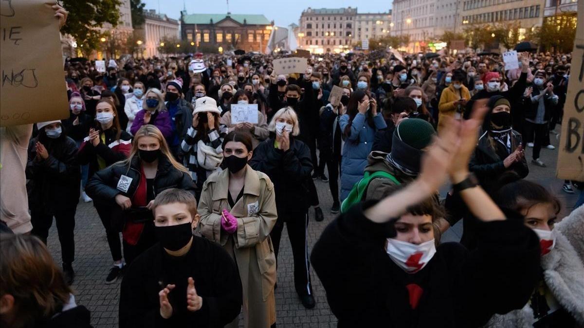 Miles de personas bloquean ciudades en contra de la prohibición del aborto en Polonia