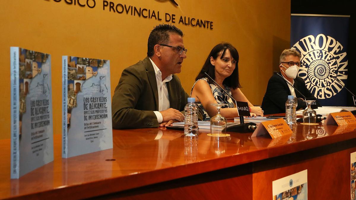 Los diputados de Arquitectura y Cultura, y el catedrático Andrés Martín Menéndez, durante la presentación.