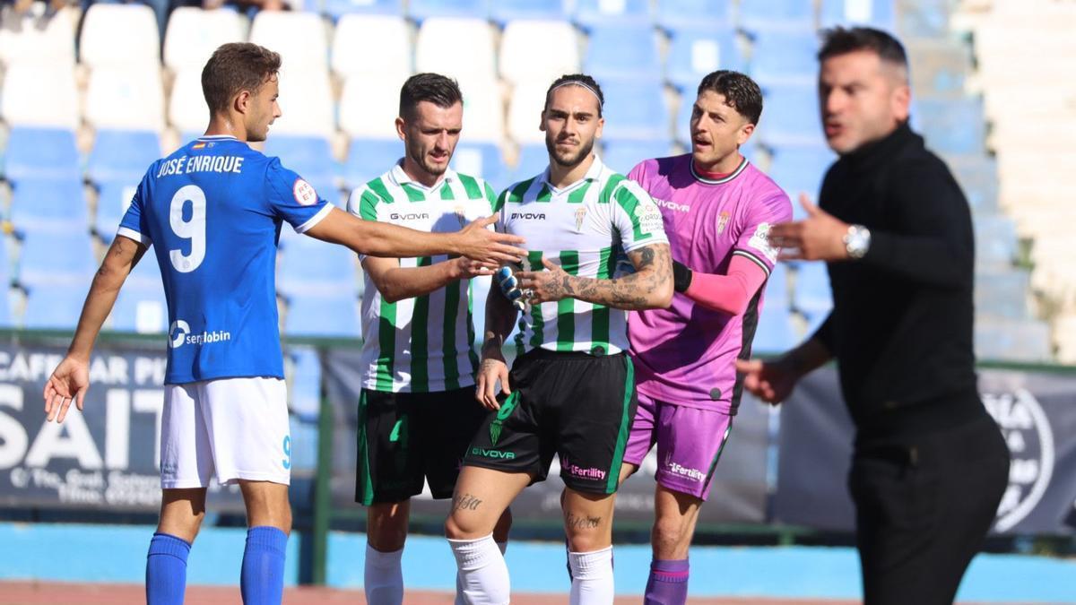 Gudelj es ayudado por Carlos Marín y Lapeña en presencia de José Enrique tras su incidente en el Álvarez Claro, este domingo.