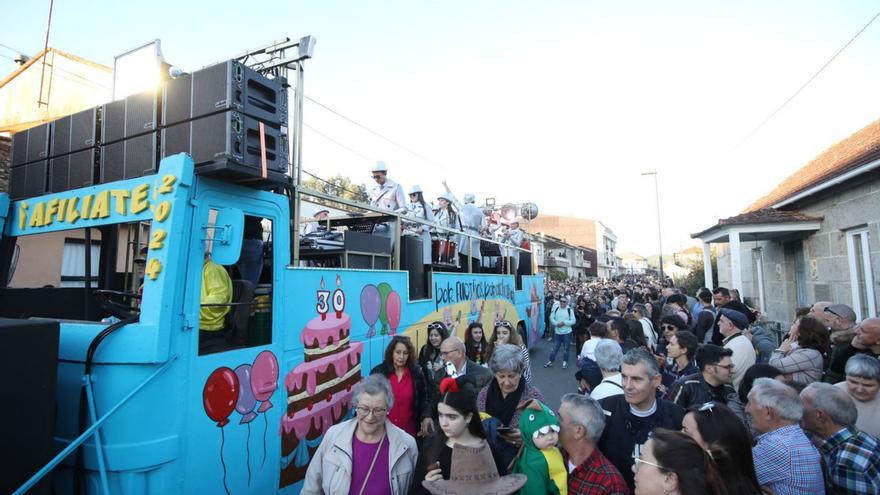 Una de las carrozas de Castro Barreiro, dedicadas al 30 aniversario del Xabarín Club.