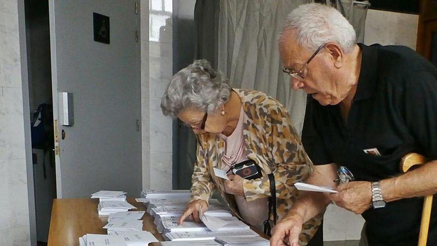 Votants al col·legi del barri Montserrat en les eleccions del 2015