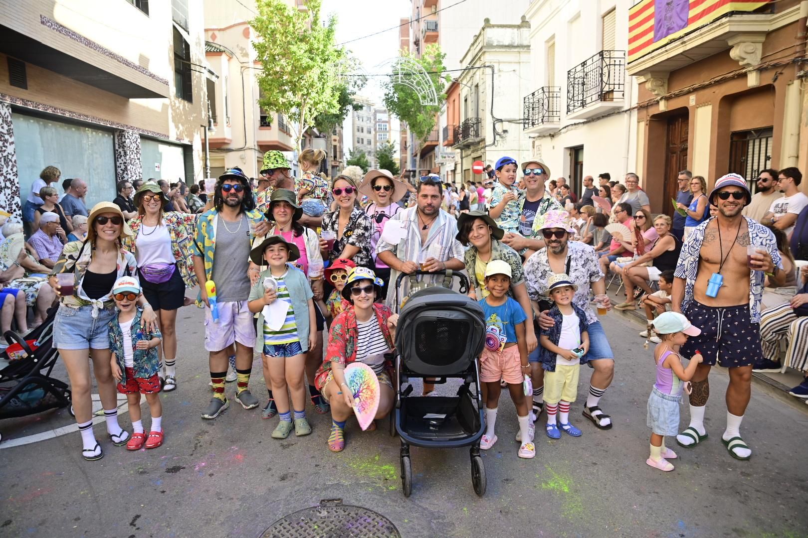 Multitudinario y divertido desfile por la entrada del toro