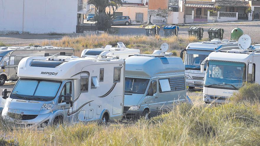 El parking ilegal de caravanas en La Azohía, una historia interminable