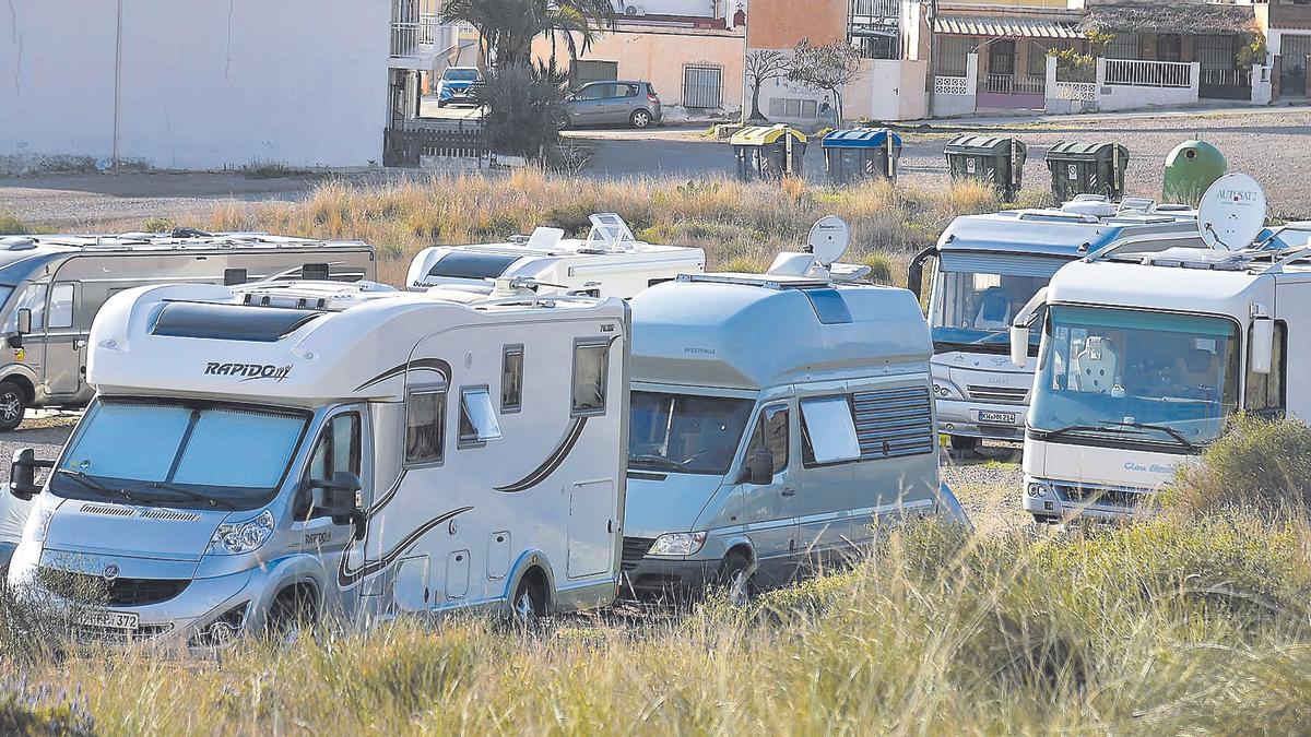 Decenas de caravanas afincadas junto a la playa de La Chapineta.