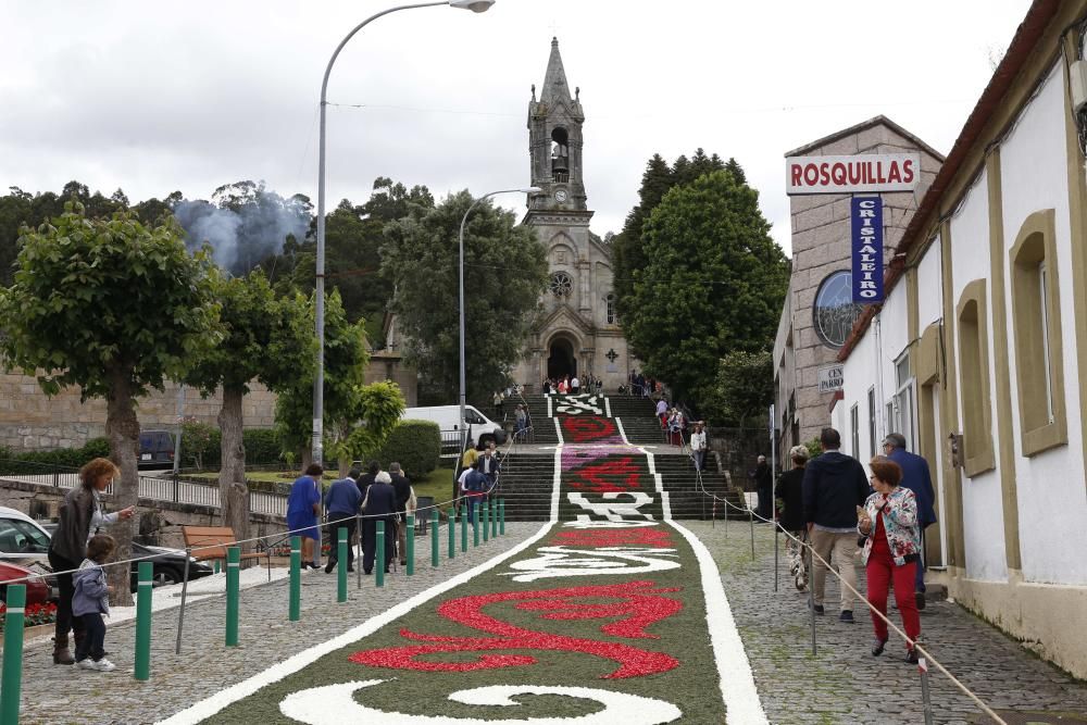 En Gondomar un grupo de voluntarios, fundamentalmente mujeres, trabajó desde hace semanas en la preparación del material para las alfombras que se confeccionaron hoy.