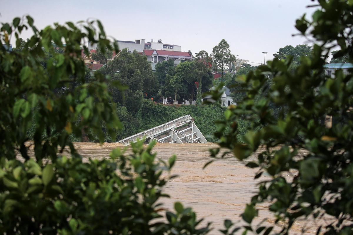 Un puente se desploma en Vietnam y deja al menos 13 desaparecidos