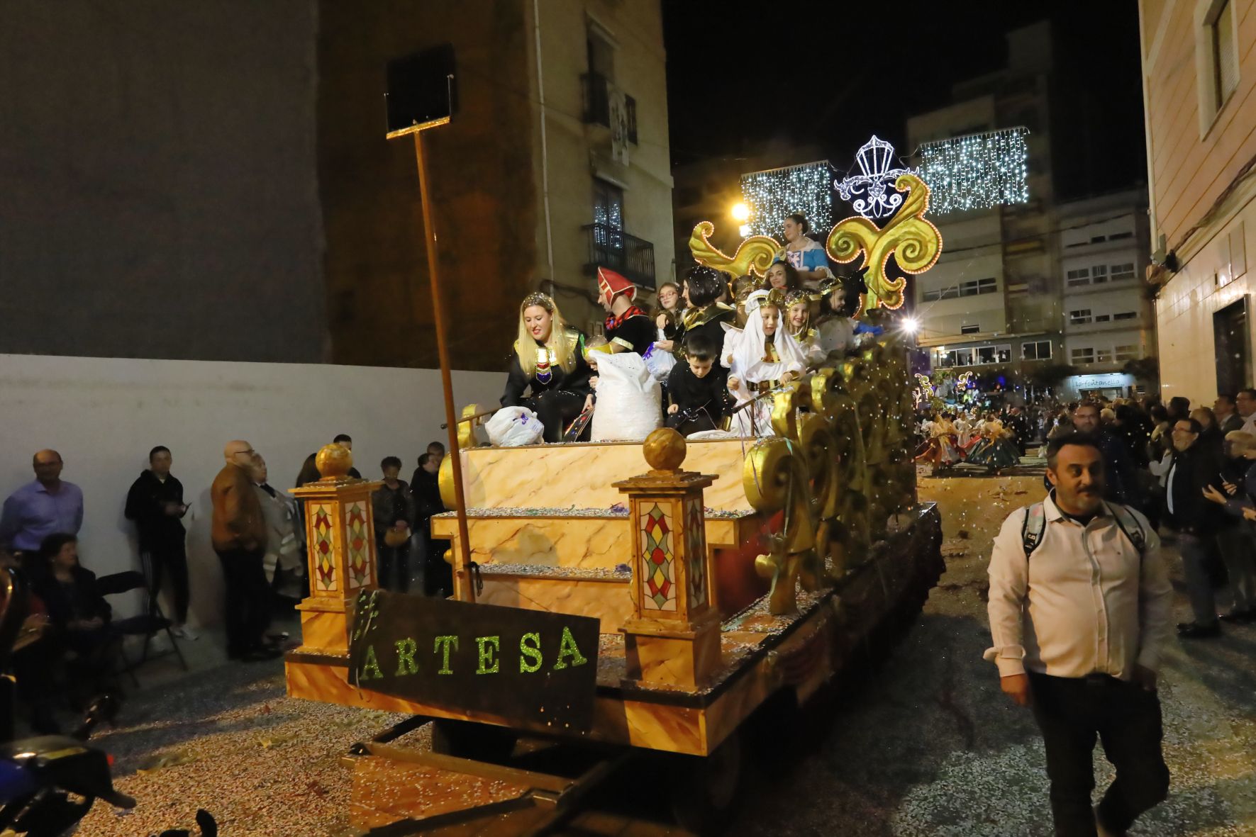 Todas las fotos del colorido desfile de carrozas de la Fira d'Onda