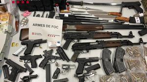 Imagen de armas de guerra incautadas por Mossos