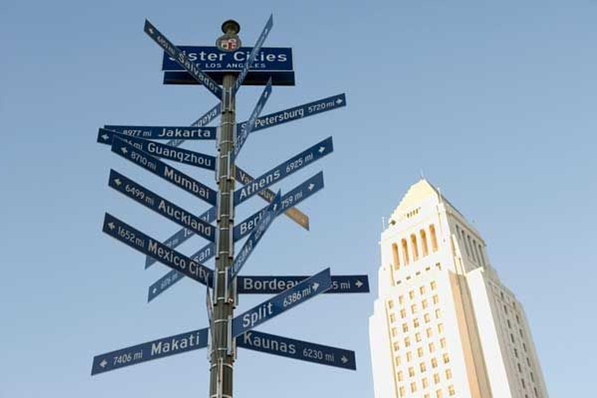 Señal frente al Ayuntamiento de Los Ángeles que muestra la dirección de todas las ciudades hemanadas con Los Ángeles.