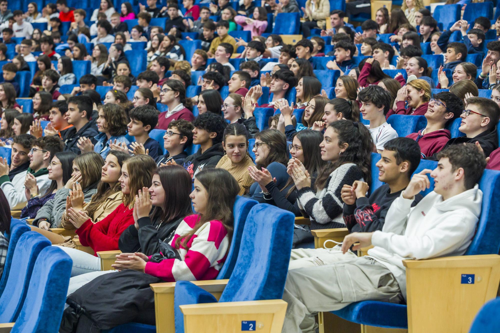 EN IMÁGENES: Así fue la conferencia de la jefa de la Policía Científica de Asturias ante centenares de escolares 

