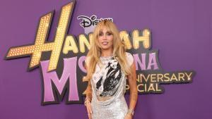 La cantante y compositora estadounidense Miley Cyrus asiste al estreno mundial del especial Hannah Montana 20th Anniversary Special de Disney+ en el El Capitan Theatre, en Hollywood