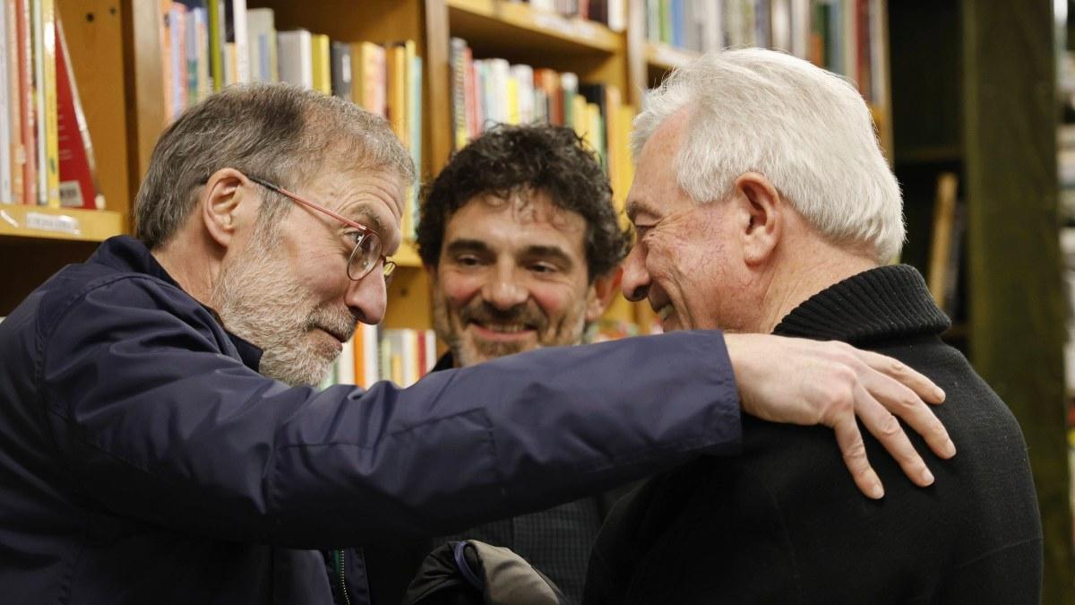 Barro saluda a Viaño con Alvarellos en el centro.