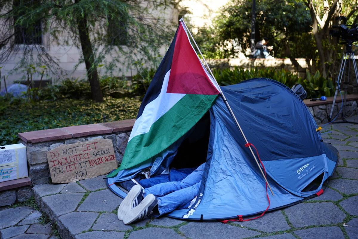 Acampada en apoyo a Palestina en la UB del Raval