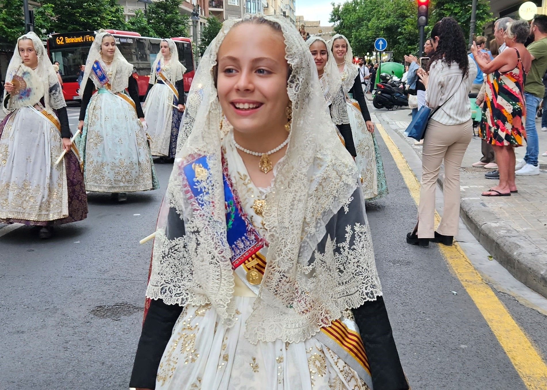 Paula y la corte infantil acompañan al San Vicente Niño