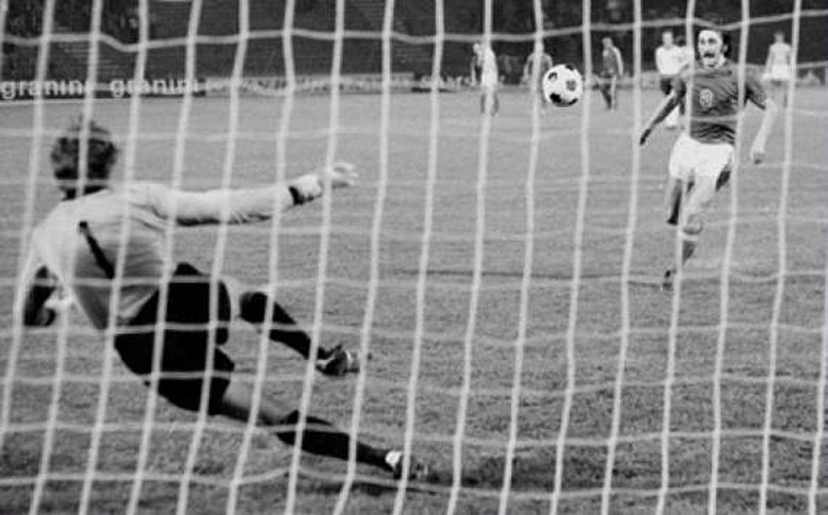 El jugador checo Antonin Panenka marca el decisivo gol de penalti al portero alemán Maier en la final de la Eurocopa 1976