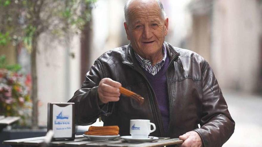 César Bonilla posa en la churrería de la Galera, que en 2018 cumplirá sesenta años.