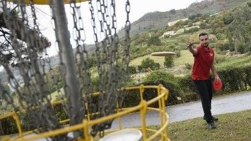 Un jugador de disc golf, en el parque Pura Tomás.