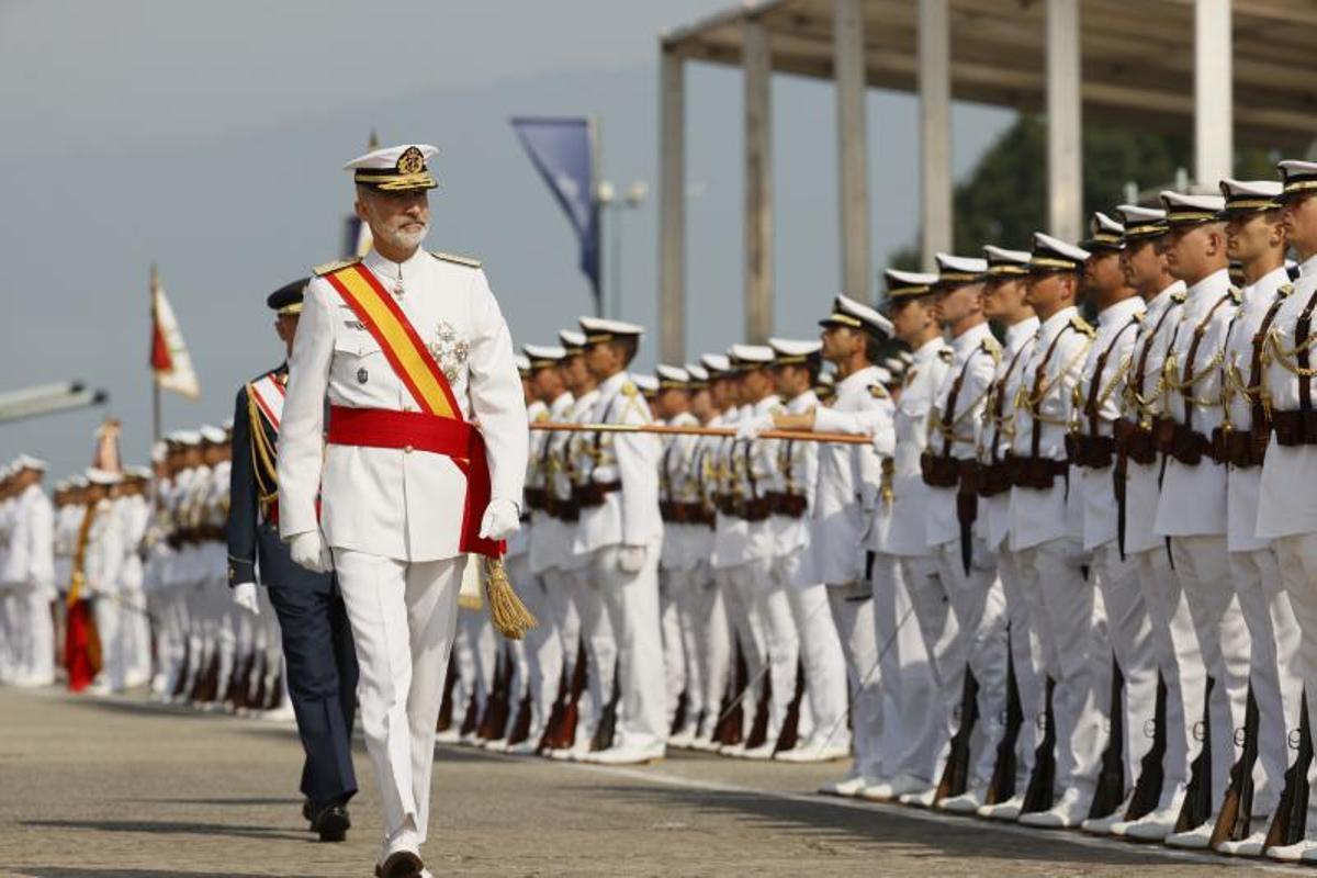 El rey Felipe VI pasa revista en la entrega de despachos a los nuevos oficiales de la Armada en la Escuela Naval Militar, el pasado 16 de julio en Marín.