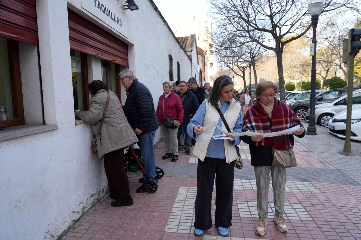 Colas desde primera hora en la plaza de toros de Castelló para comprar las entradas de la Magdalena 2026