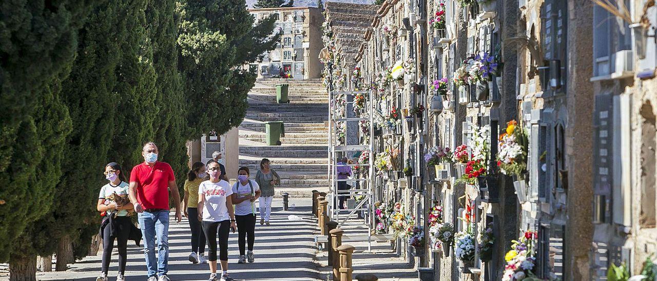 Imagen del cementerio de Alicante durante la conmemoración de Todos los Santos.