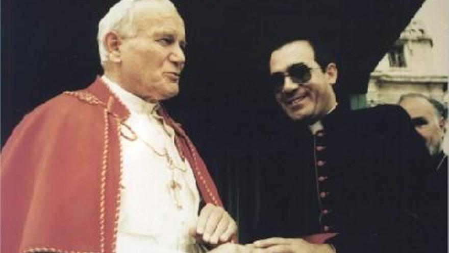 Pedro López Quintana, con el papa Juan Pablo II, en una imagen de los años 90.